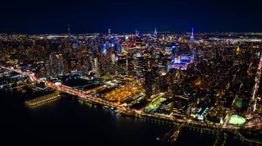 New York 'un gece manzarası, muhteşem aydınlatma ile ABD. Metropolis manzarasındaki gökdelenler göz kamaştırıcı ve ışıklarla parıldıyor. Üst görünüm.