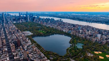 New York, ABD 'deki Central Park' ın manzarası. Havadan bakış açısı. Gün batımında devasa şehir manzarası.