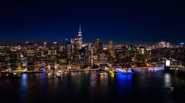 New York 'un muhteşem manzarasından uzak olan ABD, Doğu Nehri' nin rıhtımında. Gece Metropolis 'in silueti. Hava perspektifi.