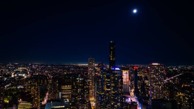 New York 'un muhteşem manzarasından uzak olan ABD, Doğu Nehri' nin rıhtımında. Gece Metropolis 'in silueti. Hava perspektifi.