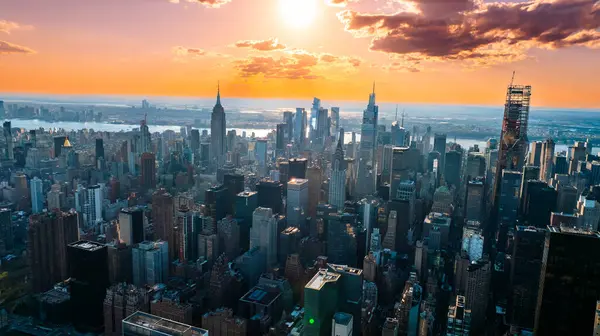 Помаранчеве Світло Встановлення Сонця Освітлює Хмарочоси Багатоповерхові Будівлі Нью Йорку Ліцензійні Стокові Фото