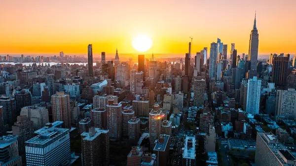 Pomarańczowe Światło Zachodzącego Słońca Oświetlające Wieżowce Wieżowce Nowojorskiej Scenerii Widok Obraz Stockowy