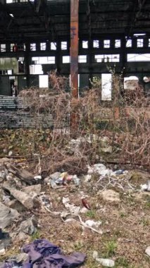 Terk edilmiş fabrika içi. Yıkım için eski endüstriyel bina Dikey video