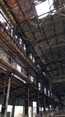 Terk edilmiş fabrika içi. Yıkım için eski endüstriyel bina Dikey video