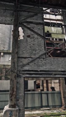 İçerideki mahvolmuş fabrika. Yıkım için eski endüstriyel bina. Dikey video