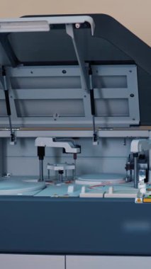 İşyerinde otomatik makine ve laboratuvar odasındaki bilgisayar ekranı. Hastane laboratuvarında kan tahlili. 3 boyutlu ekranlı bir robot makinede kan örnekleri. Dikey video