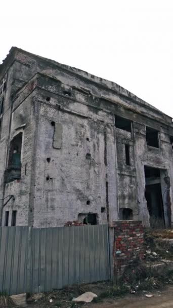 Die Ruinen Der Ehemaligen Fabrik Zerstörte Gebäude Der Stadt Vertikales — Stockvideo