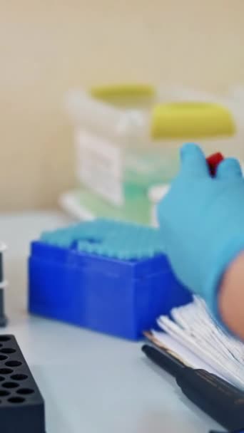 Funcionário Laboratório Está Pôr Tubos Com Sangue Numa Prateleira Mãos — Vídeo de Stock
