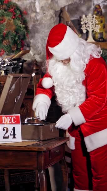 클로스는 특별히 장식된 쉘락을 그램폰이나 레코드 플레이어에 크리스마스 클로즈업 초상화 — 비디오