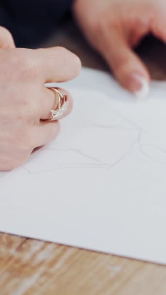 Frauenhände Zeichnen Ihrem Arbeitsplatz Skizzen Von Kleidungsstücken Auf Papier Kleiderdesignerin — Stockvideo