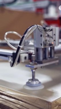 Robot cihaz güneş pillerinin listesini alıyor. Güneş panelleri üreten çağdaş bir bitki. Yenilik teknolojisi konsepti. Dikey video