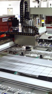 Modern otomatik güneş enerjisi üretimi. Güneş pilleri üreten fabrika mekanizması. Yenilik teknolojisi konsepti. Dikey video