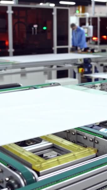 Nowoczesna Automatyczna Produkcja Energii Słonecznej Fabryka Produkuje Panele Słoneczne Roboty — Wideo stockowe