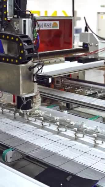 Záběry Pracovního Výrobního Mechanismu Distribuce Solárních Článků Automatizovaná Výroba Solární — Stock video