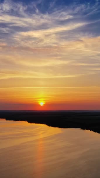 Ήσυχα Νερά Της Βραδινής Λίμνης Αεροφωτογραφία Στο Ποτάμι Ανάμεσα Φυσικά — Αρχείο Βίντεο