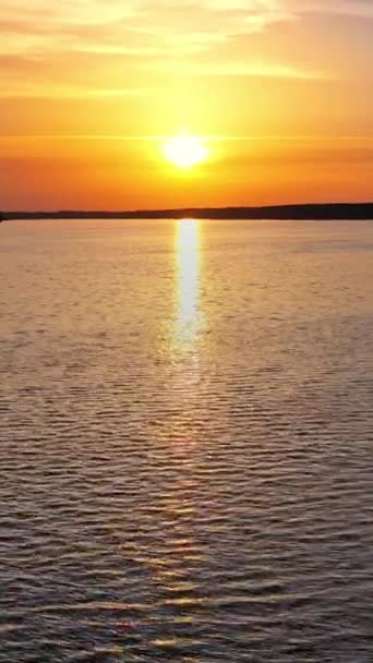 Вечірній Вид Природний Річковий Фон Помаранчевий Захід Сонця Над Водою — стокове відео