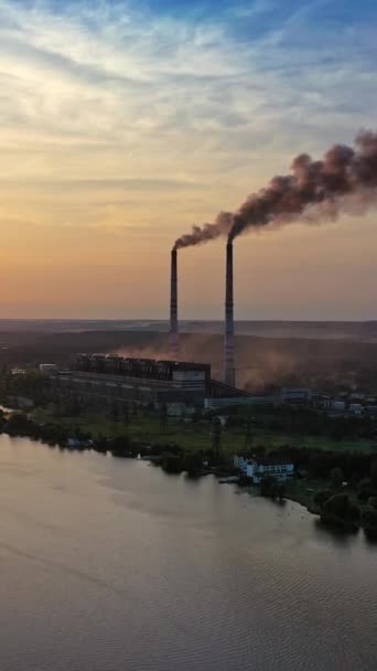 Mörk Rök Från Industrirör Nära Vattenytan Vid Solnedgången Naturlig Kväll — Stockvideo