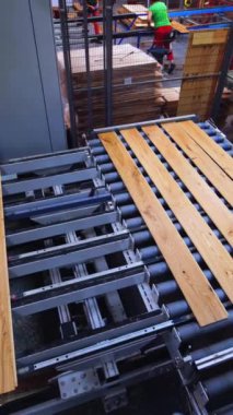 Parke tahtalarını içeride yapma işlemi. Ahşap kaplama üretmek için modern endüstriyel fabrika. Döşeme için paneller üretiliyor. Dikey video