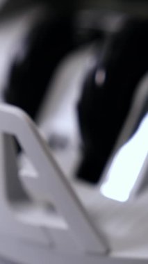 Para sayma makinesi. Banknotlar yüz dolarlık banknotları sayıyor. Dikey videoyu kapat