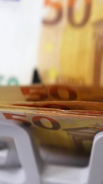 Para sayma makinesi. Euro banknotları Dikey video