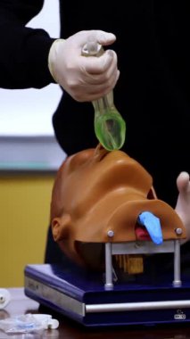 Anestezi teknikleri uygulamak için kullanılan tıbbi simülasyon mankeninin yakın çekim ayrıntıları. Sağlık ve Eğitim Dikey Videosu