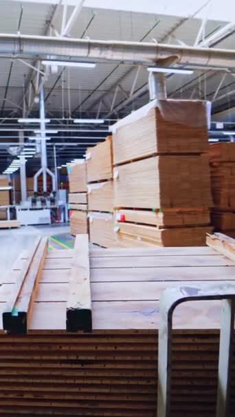 Lager Træ Stabler Brædder Inde Den Enorme Fabrik Til Parket – Stock-video