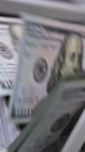 Maszyna Liczenia Pieniędzy Licznik Banknotów Liczy Setki Dolarów Zbliżenie Pionowe — Wideo stockowe