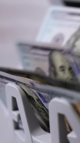 Máquina Contagem Dinheiro Balcão Notas Está Contar Notas Cem Dólares — Vídeo de Stock