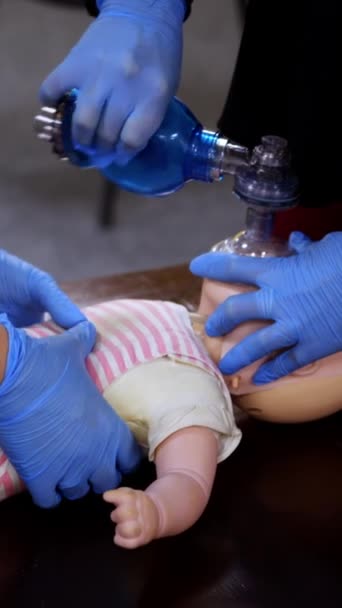 Cpr Ausbildung Medizinischer Verfahren Demonstration Der Brustkompression Der Cpr Babypuppe — Stockvideo