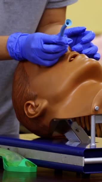 Sanitäter Zeigen Wie Man Sauerstoffschlauch Die Nase Einer Medizinischen Attrappe — Stockvideo