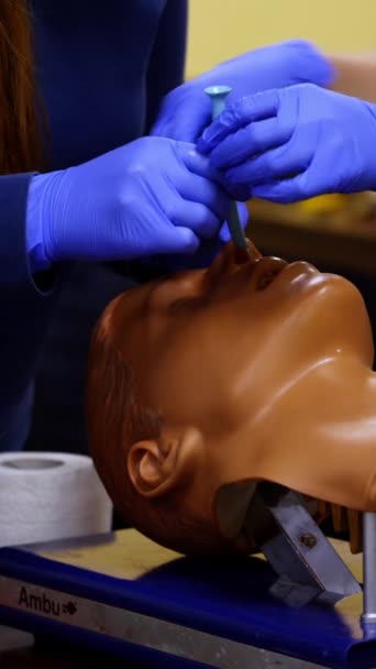 Dummy Kopf Und Intubationsset Für Das Vorgeschobene Herz Lebenserhaltungstraining Ausführliche — Stockvideo