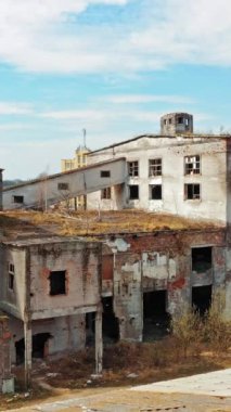 Terk edilmiş sanayi binası. Eski bir fabrikanın kalıntıları. Hava görünümü Dikey video