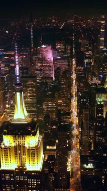 Milyonlarca ışıkla parıldayan muhteşem New York. Geceleri şehrin panoramasından görünen çarpıcı gökdelenler. Dikey video