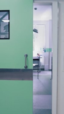 Ameliyathane Kapıları. Modern cerrahi kliniği dikey video