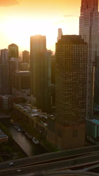 灿烂的阳光照耀着美丽的芝加哥 伊利诺伊州 壮观的摩天大楼在落日的余晖中 顶部视图 垂直录像 — 图库视频影像