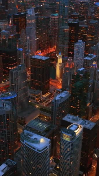 Wieczorny Widok Niesamowitej Scenerii Chicago Dobrze Oświetlone Ulice Wśród Musujących — Wideo stockowe