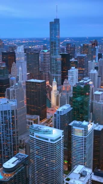 Lélegzetelállító Kilátás Csodálatos Chicagói Felhőkarcolókra Alkonyatkor Csodálatos Városi Panoráma Fényekkel — Stock videók