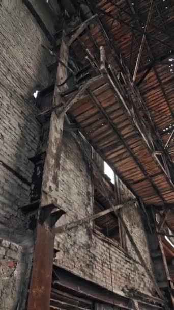 Övergiven Förstörd Industribyggnad Ruiner Och Rivningskoncept Vertikal Video — Stockvideo