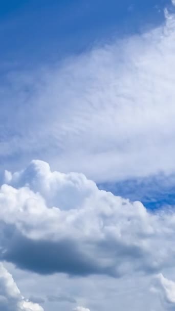 Gökyüzündeki Güzel Bulutsal Dönüşüm Kümülüs Dönen Bulutlar Güneşli Bir Günde — Stok video