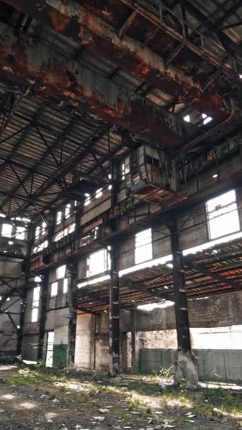 Заброшенное Разрушенное Промышленное Здание Завода Руины Концепция Сноса Вертикальное Видео — стоковое видео