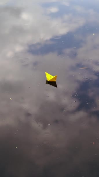 Бумажная Лодка Плавающая Реке Корабль Оригами Отплывает Вертикальное Видео — стоковое видео