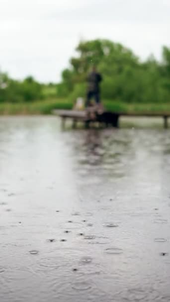 Человек Рыбачит Старом Деревянном Пирсе — стоковое видео