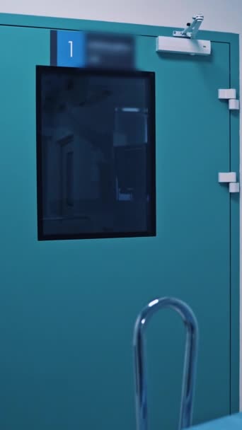 Синяя Дверь Операционной Медицинская Тележка Перевозки Раненых Пациентов Пустой Светлый — стоковое видео