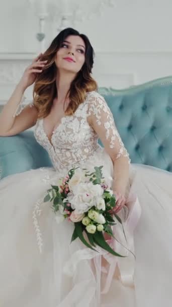 Невероятная Девушка Красивом Белом Свадебном Платье Сидит Диване Любовная Модель — стоковое видео