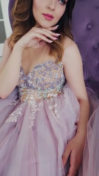 Привлекательная Девушка Сексуальном Платье Сидит Фиолетовом Кресле Красивая Пышная Невеста — стоковое видео