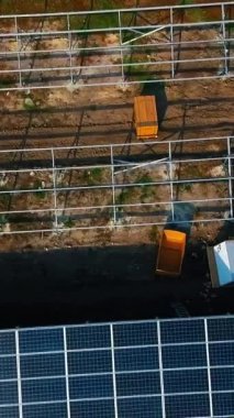 Fotovoltaik güç üretim ekipmanları. Yeşil enerji. Elektrik var. Enerji panelleri. Bir güneş santralinde mühendis. Dikey video