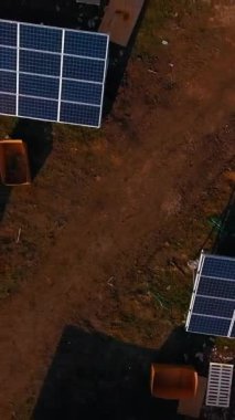 Güneş panelleri devrede. Yenilenebilir enerji, teknoloji, elektrik, servis, yeşil güç. Yukarıdan bak. Drone 'un videosu. Dikey video