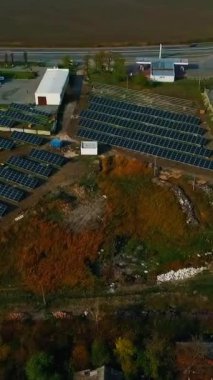 Güneşli gökyüzü olan güneş panelleri. Mavi güneş panelleri. Yenilenebilir enerji için fotovoltaik modüllerin arka planı. Yukarıdan bak. Dikey video