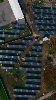 Enerji panelleri. Fotovoltaik güç üretim ekipmanları. Yeşil enerji. Elektrik var. Drone 'un videosu. Dikey video