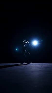 Aktör klasik bir sahnede dansla gösteri yapar. Klasik takım elbiseli ve ışıklı şapkalı bir adamın tanınmaz bir silueti. Dikey video